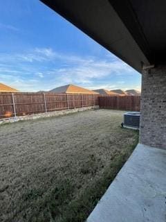 view of yard with a mountain view