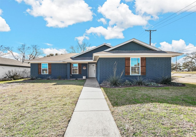 ranch-style home featuring a front lawn