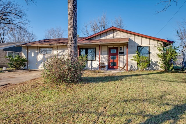 view of front of home featuring a front yard