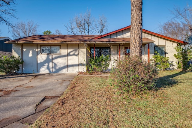 single story home with a front yard