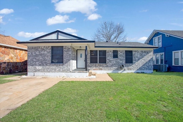 view of front of property featuring a front lawn