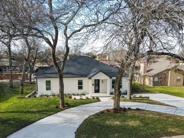 view of front of property featuring a front yard