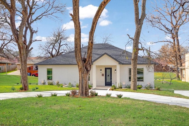 view of front of property featuring a front yard