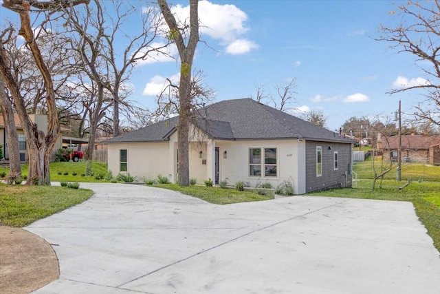 view of front of home featuring a front yard