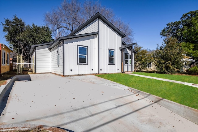 view of front of home featuring a patio and a front lawn