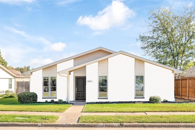 view of front of home featuring a front lawn