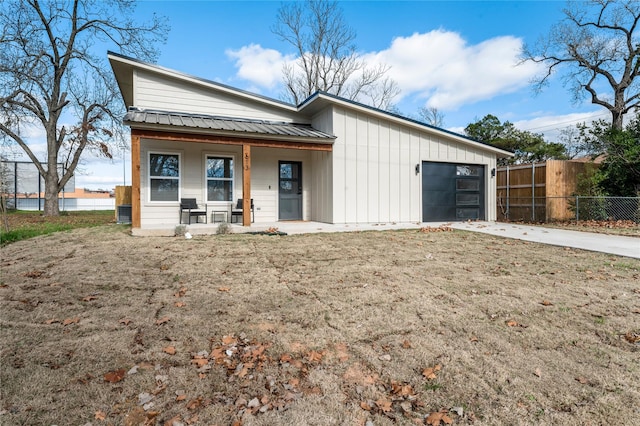 view of front of property with covered porch and a garage