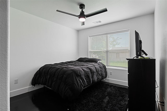 bedroom with ceiling fan