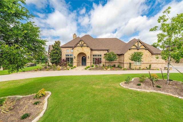 view of front of home featuring a front yard