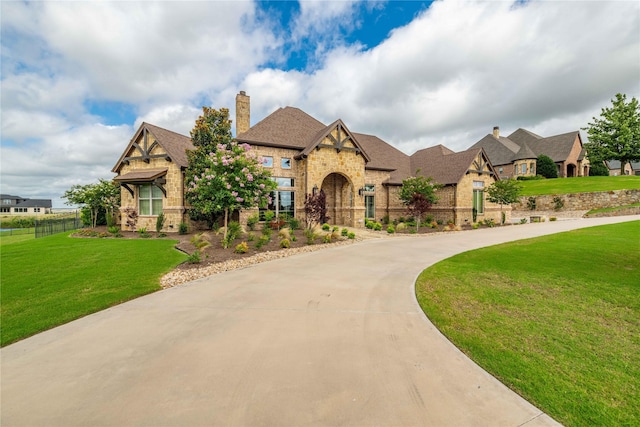 view of front of home featuring a front yard