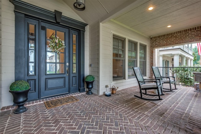 entrance to property featuring covered porch