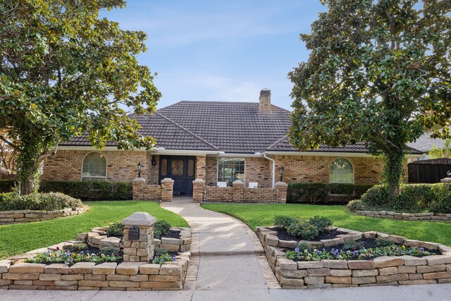 view of front of home with a front yard