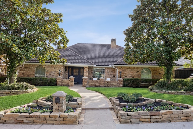 view of front of house featuring a front yard