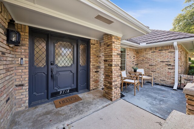 property entrance with covered porch