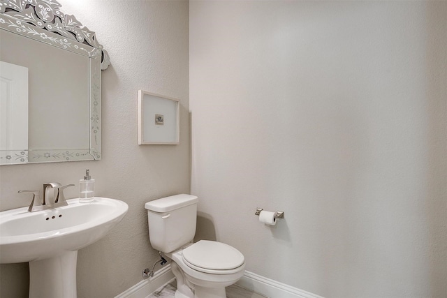 bathroom featuring toilet and sink