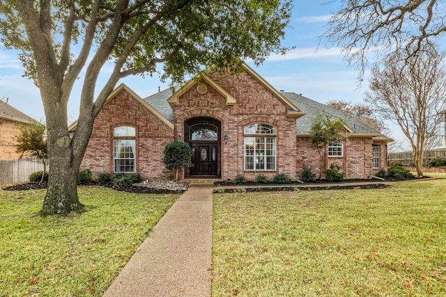 view of front of home featuring a front yard