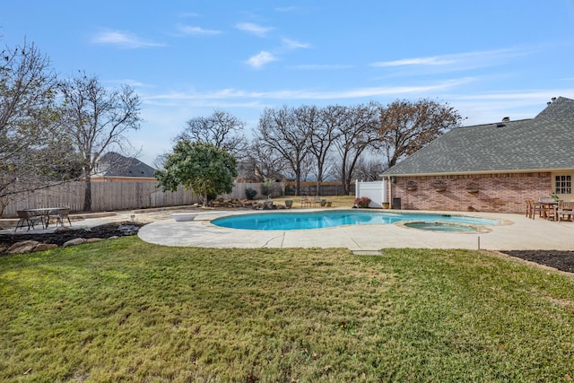 view of swimming pool featuring an in ground hot tub, a diving board, a patio area, and a lawn