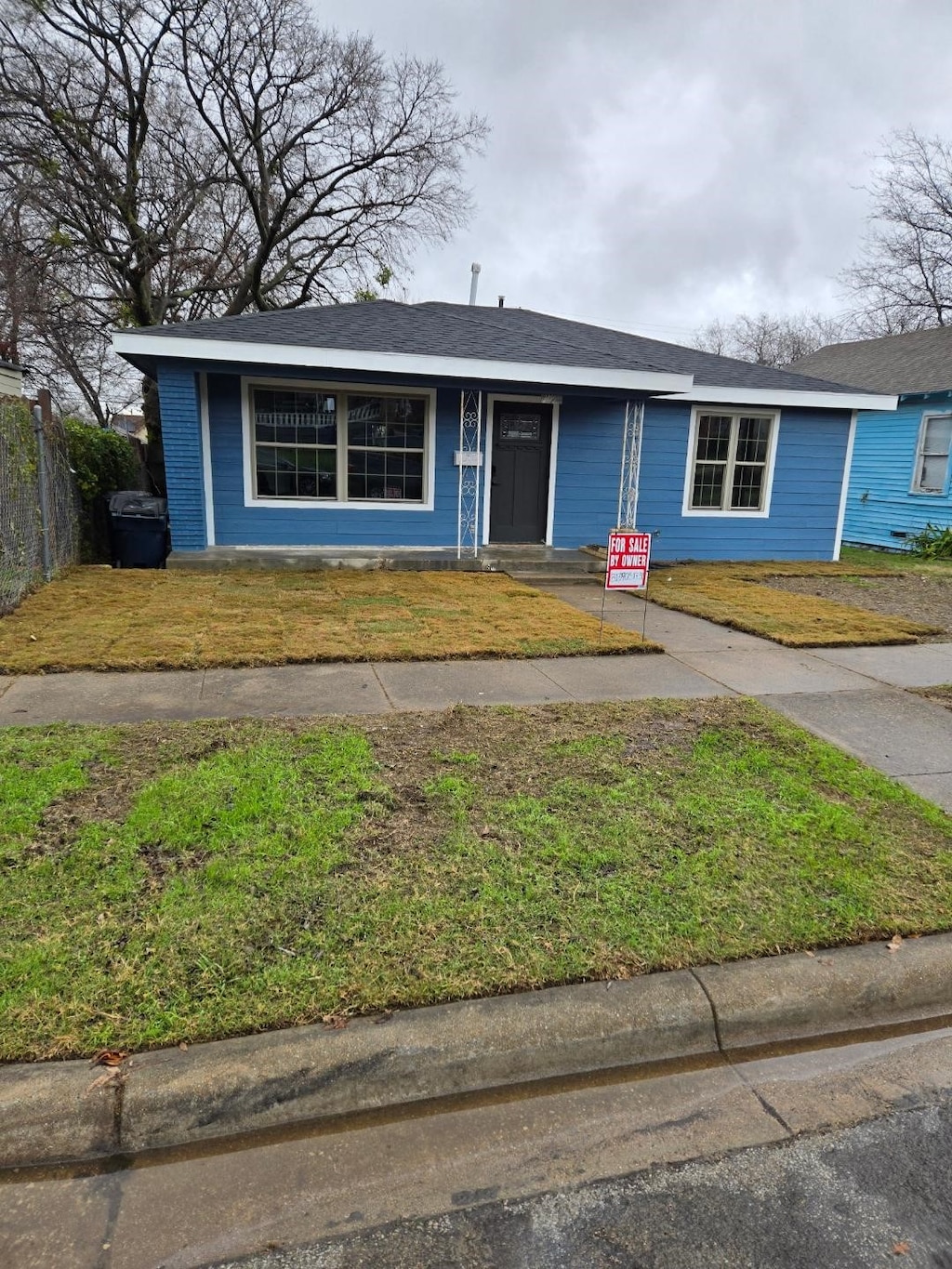 ranch-style home with a front lawn