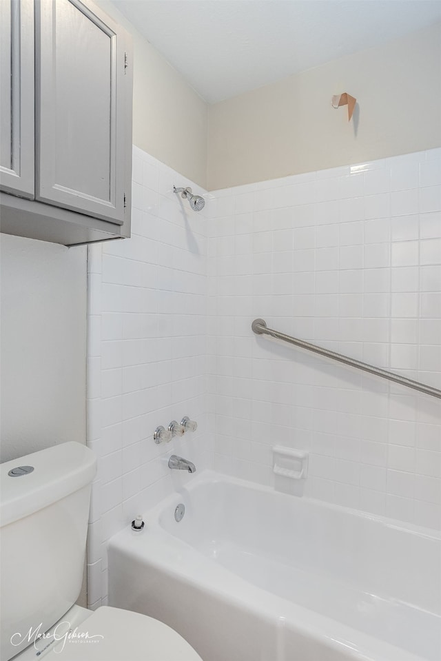 bathroom with tiled shower / bath and toilet