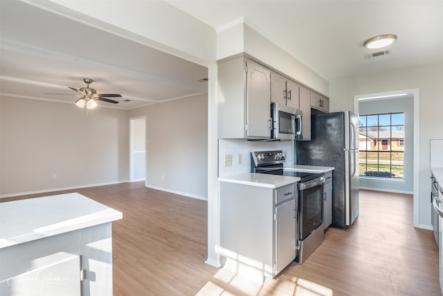 kitchen featuring decorative backsplash, stainless steel appliances, ceiling fan, light hardwood / wood-style flooring, and gray cabinets