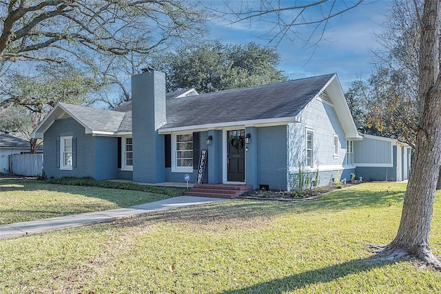 view of front of house featuring a front lawn