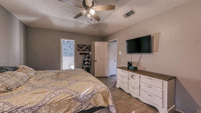 bedroom featuring ceiling fan and a textured ceiling