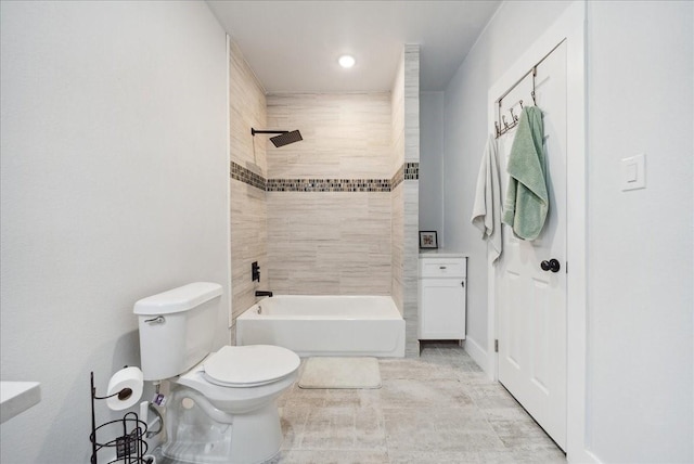 bathroom with toilet and tiled shower / bath