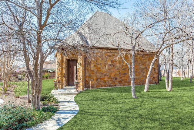 view of front of home featuring a front yard