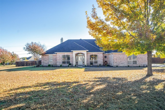 view of front of house featuring a front lawn