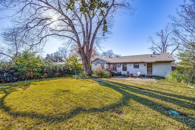 view of yard featuring a patio