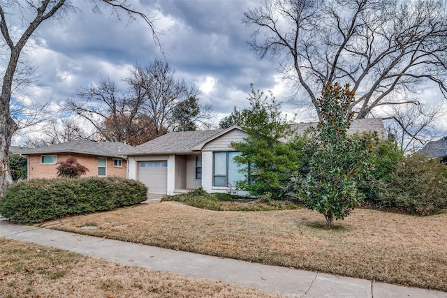 view of front facade featuring a garage and a front yard