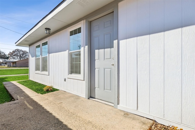 property entrance featuring a yard