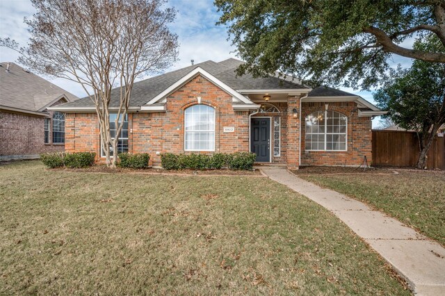 single story home with a front lawn