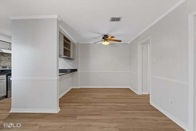 kitchen with gray cabinetry, stainless steel range, ceiling fan, crown molding, and light hardwood / wood-style flooring