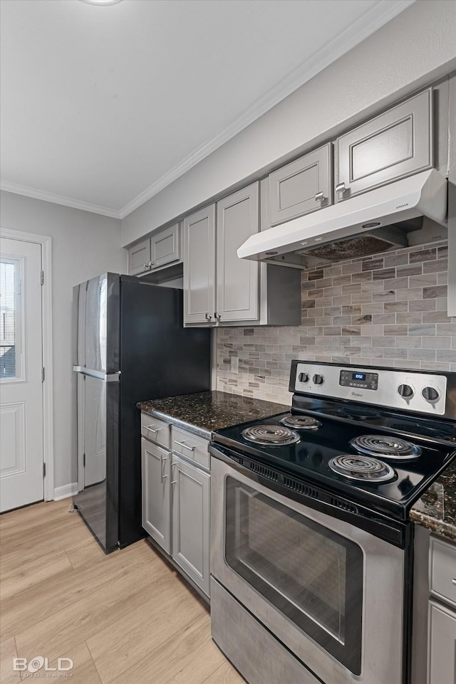 kitchen with crown molding, gray cabinets, light wood-type flooring, stainless steel electric range oven, and tasteful backsplash