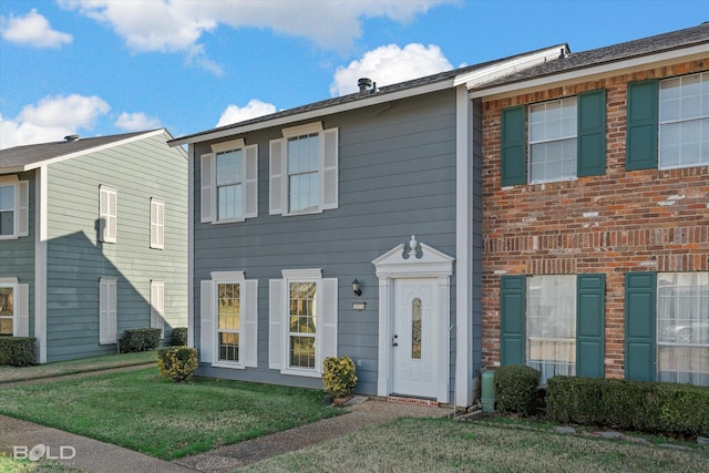 view of front of home with a front lawn