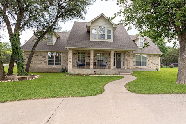 view of front facade featuring a porch and a front lawn