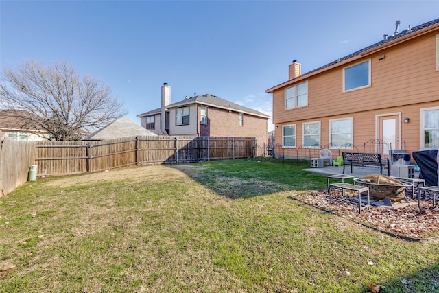 view of yard featuring a fire pit