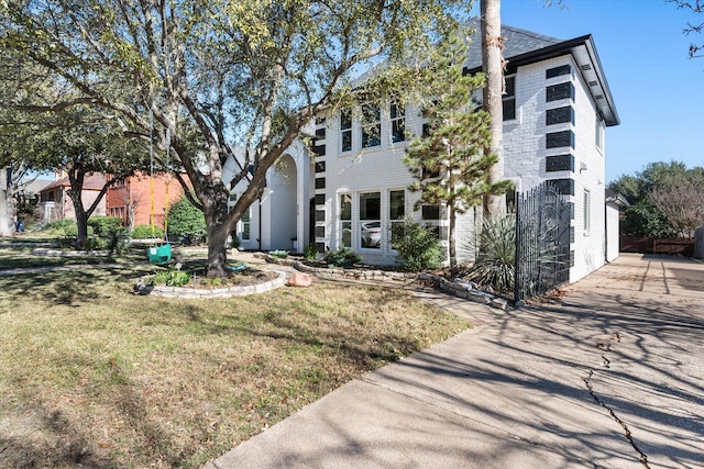 view of front facade featuring a front lawn