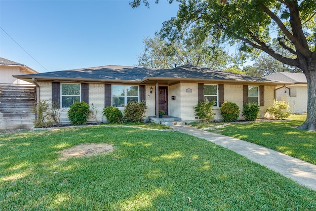 ranch-style house featuring a front yard