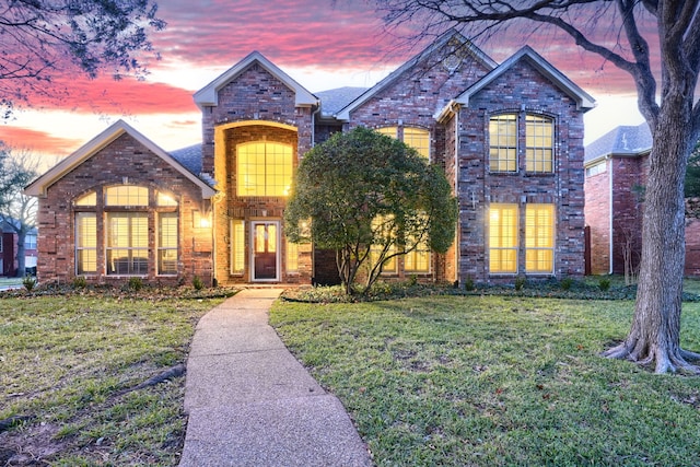 view of front property featuring a yard