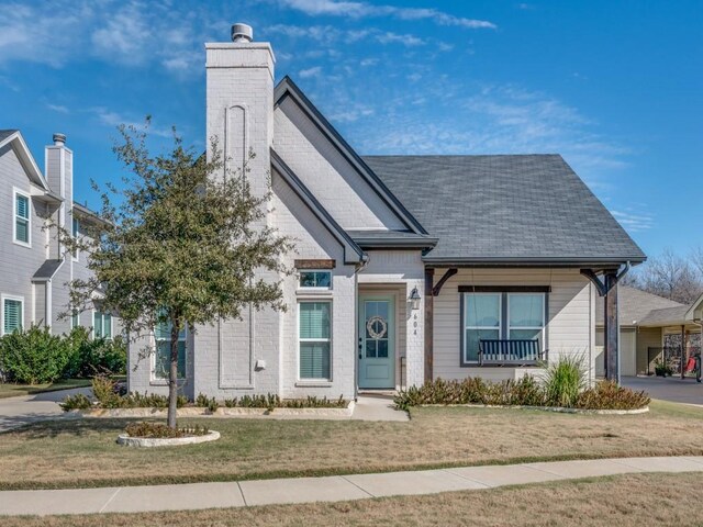 view of front of home featuring a front lawn