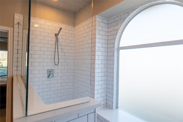 bathroom featuring tiled shower