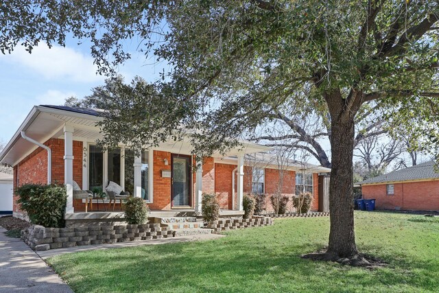 ranch-style house featuring a front lawn