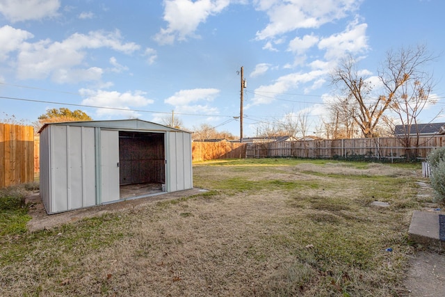 view of yard with a storage unit