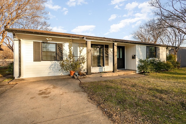 view of front facade with a front lawn