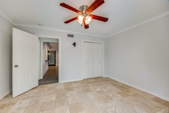 unfurnished bedroom featuring ceiling fan, crown molding, and a closet