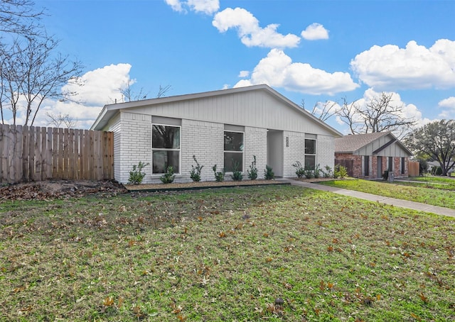 view of front of home featuring a front lawn