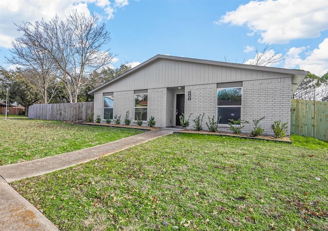 view of front of property featuring a front yard