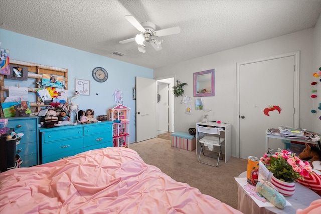 bedroom featuring light carpet, a textured ceiling, and ceiling fan